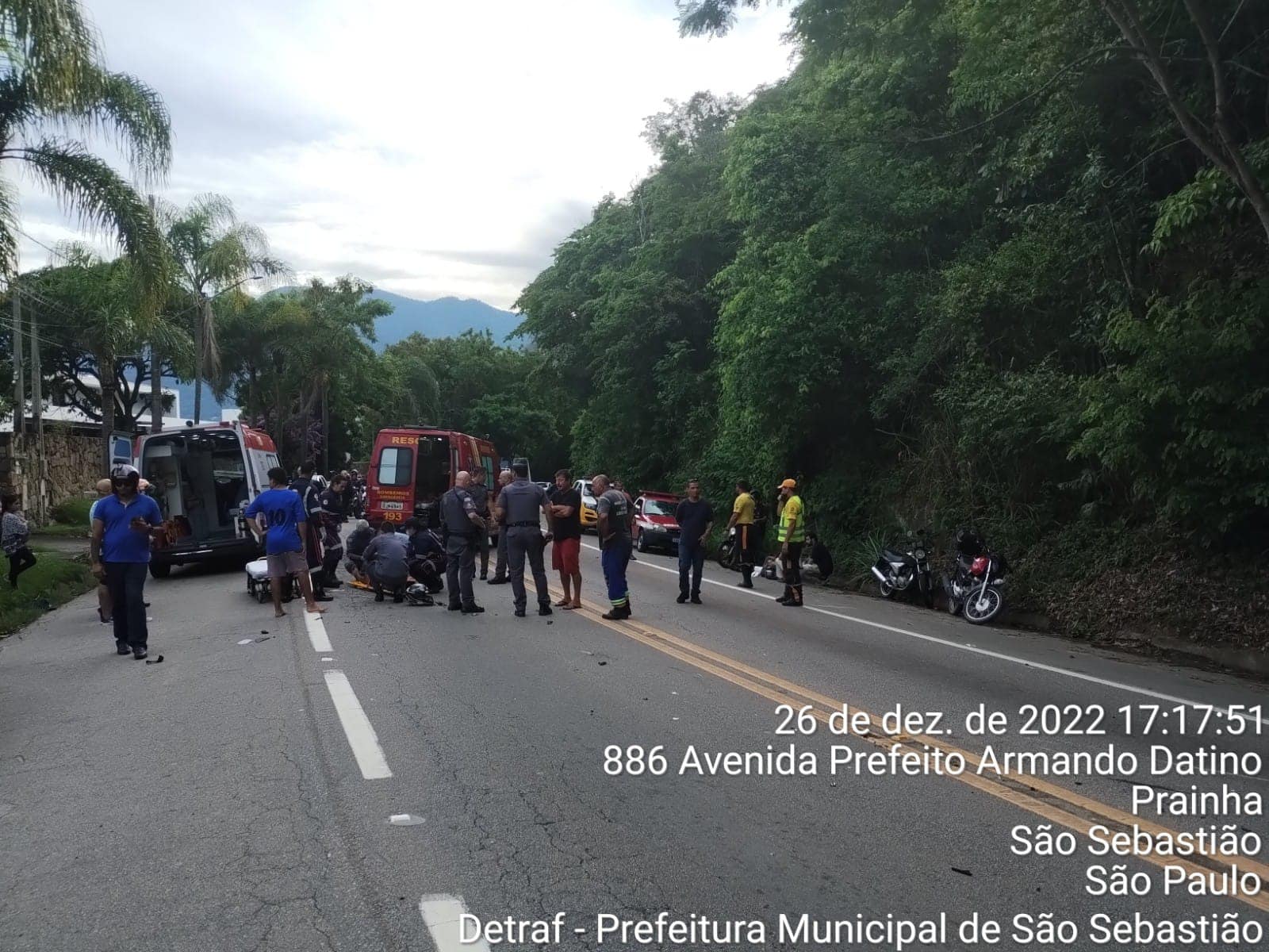 Três motociclistas ficam feridos em acidente envolvendo três motos e um carro na Rio-Santos em São Sebastião