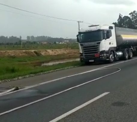 Acidente entre dois caminhões interdita totalmente Via Dutra em Pindamonhangaba