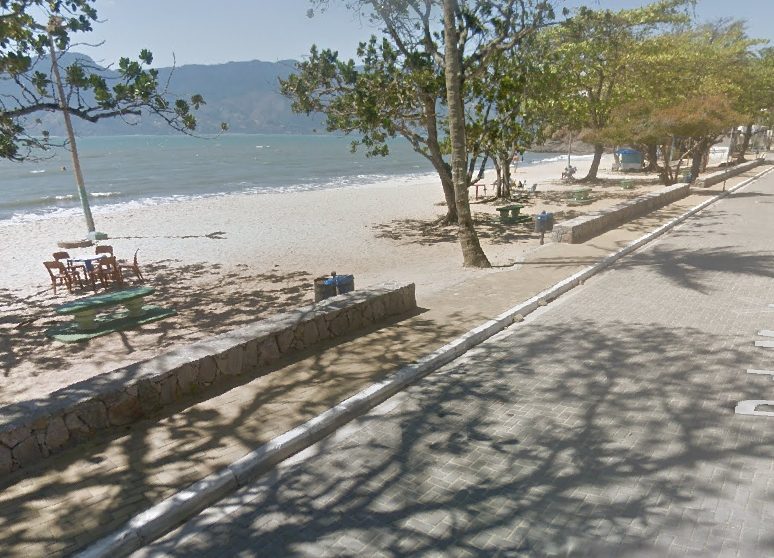 Bote vira e menino