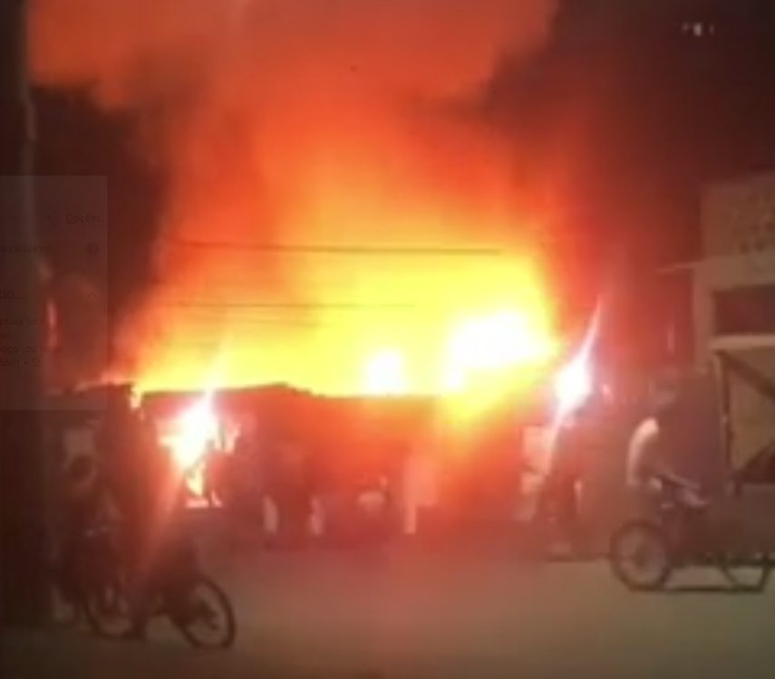 VÍDEO: Incêndio de grandes proporções atinge imóveis em Tremembé