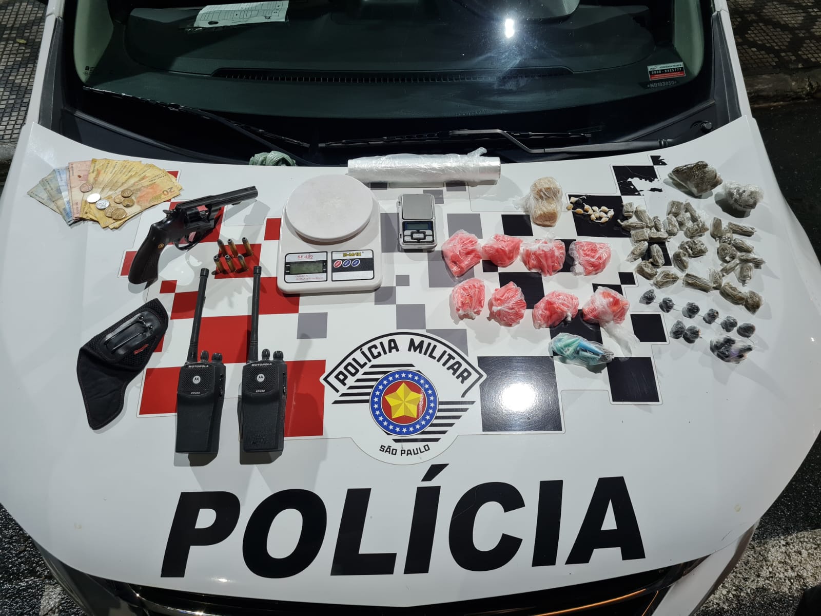 PM prende um homem e apreende um menor com revólver, munições e drogas em Taubaté