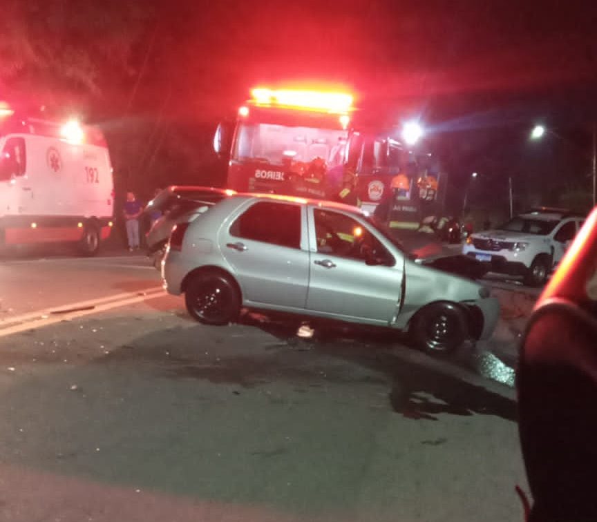 Acidente entre dois carros deixa uma pessoa morta e outra ferida em rodovia de Guaratinguetá