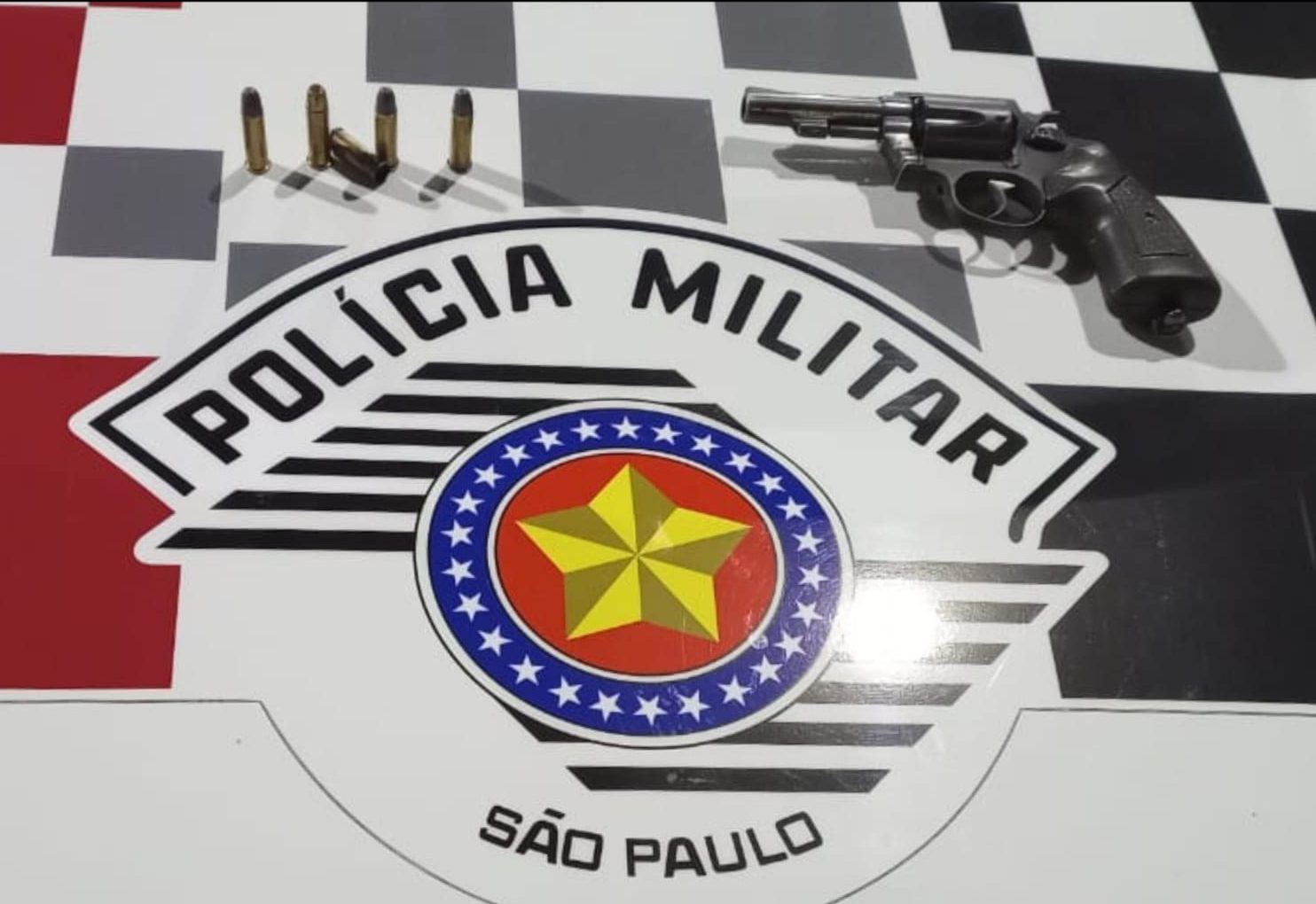 Criminosos que efetuavam disparos de arma de fogo em Pindamonhangaba são presos pela PM em Taubaté