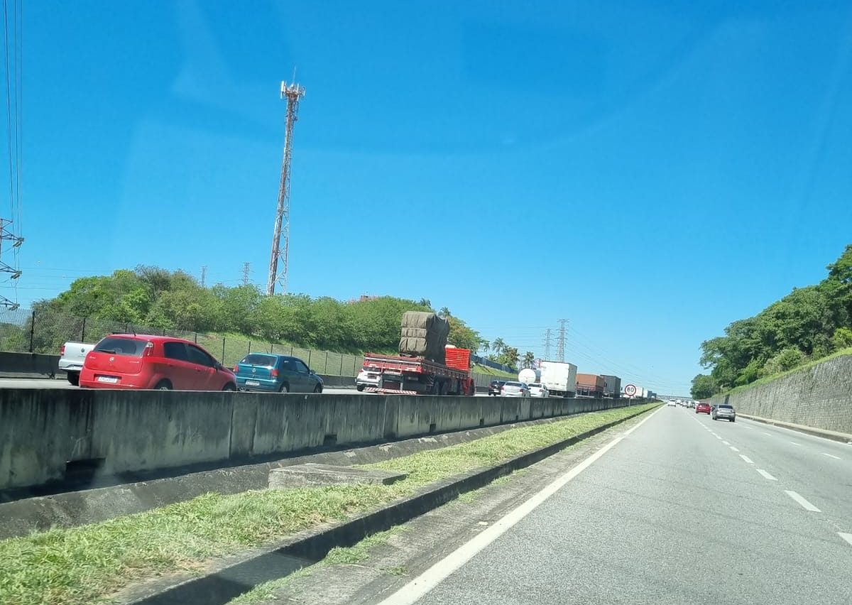 Engavetamento entre sete carros na Via Dutra em Pindamonhangaba deixa sete pessoas feridas