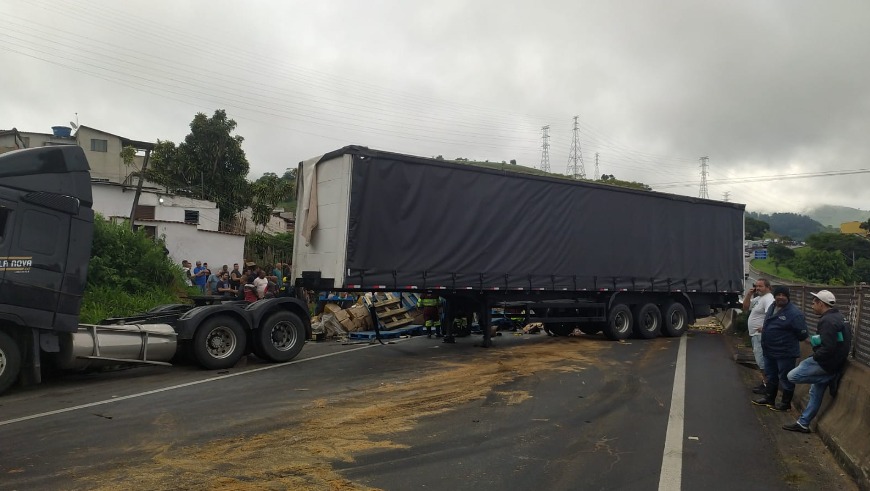 Carreta de óleo tomba na via Dutra em Aparecida