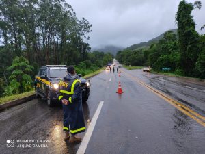Trecho da Rio-Santos entre Ubatuba e Paraty é liberado para o tráfego de veículos
