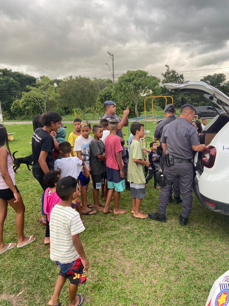 PM de Jacareí faz ação de Natal para crianças carentes de bairro em Jacareí