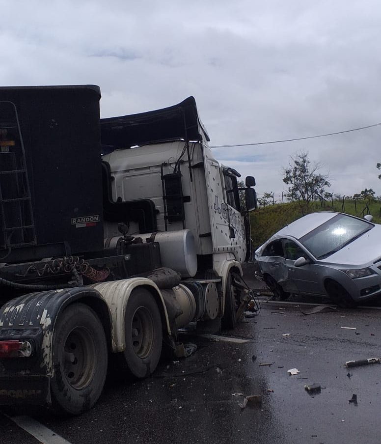 Acidente entre dois caminhões e um carro interdita Via Dutra em Caçapava