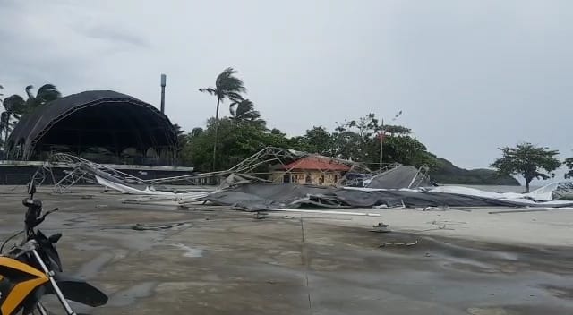Vento destrói estrutura da Praça de Eventos em Caraguatatuba
