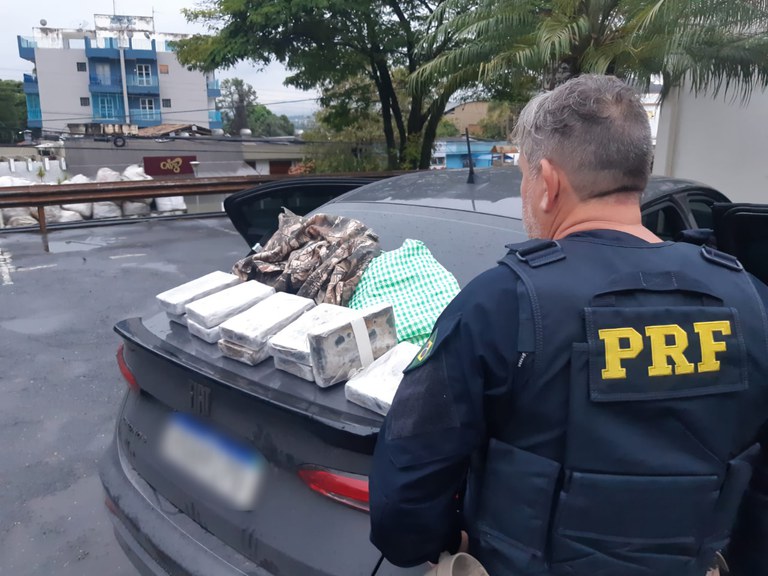 PRF apreende 11 kg de cocaína em veículo na Via Dutra em Roseira