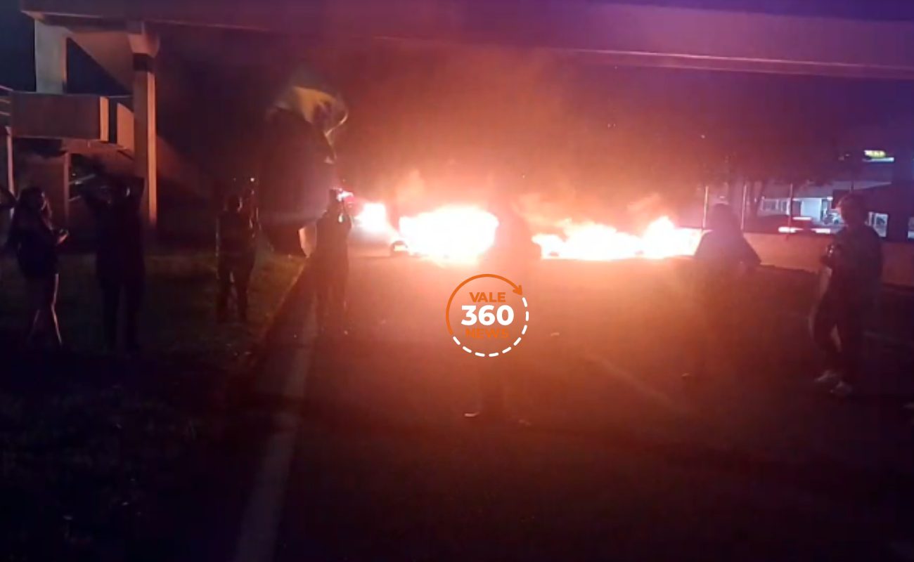 Manifestantes fecham a Via Dutra em Lorena na noite desta quinta-feira
