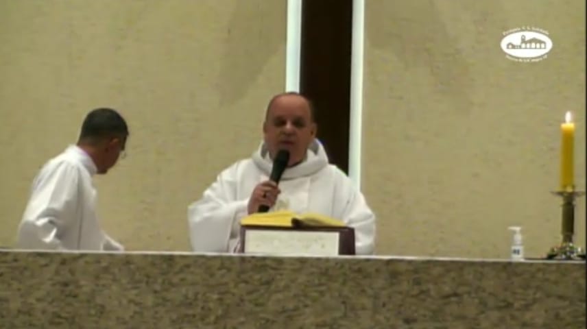Fiéis abandonam missa em SJC e chamam padre