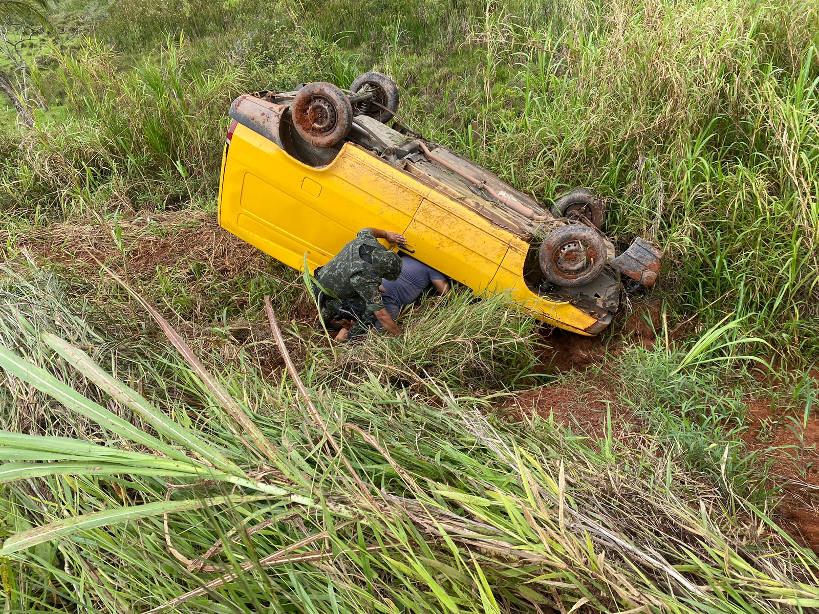 PM Ambiental resgata motorista que caiu em ribanceira na Rodovia Oswaldo Cruz