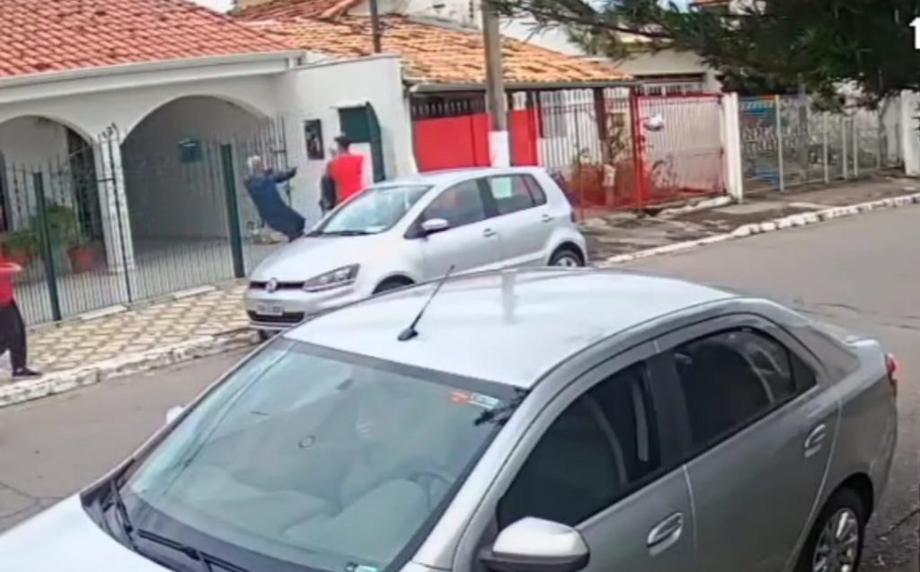 Vídeo mostra momento em que bandidos agridem e roubam carro de idoso em Caçapava