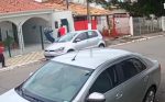 Vídeo mostra momento em que bandidos agridem e roubam carro de idoso em Caçapava