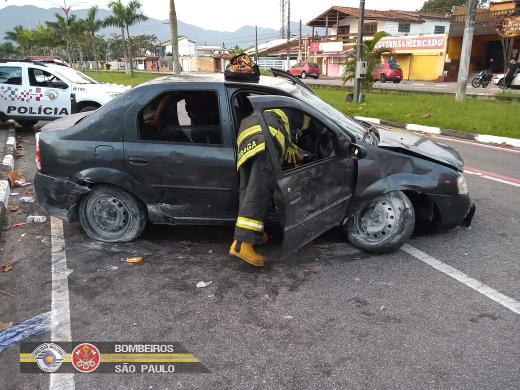 Acidente deixa automobilístico deixa duas pessoas feridas em Caraguatatuba
