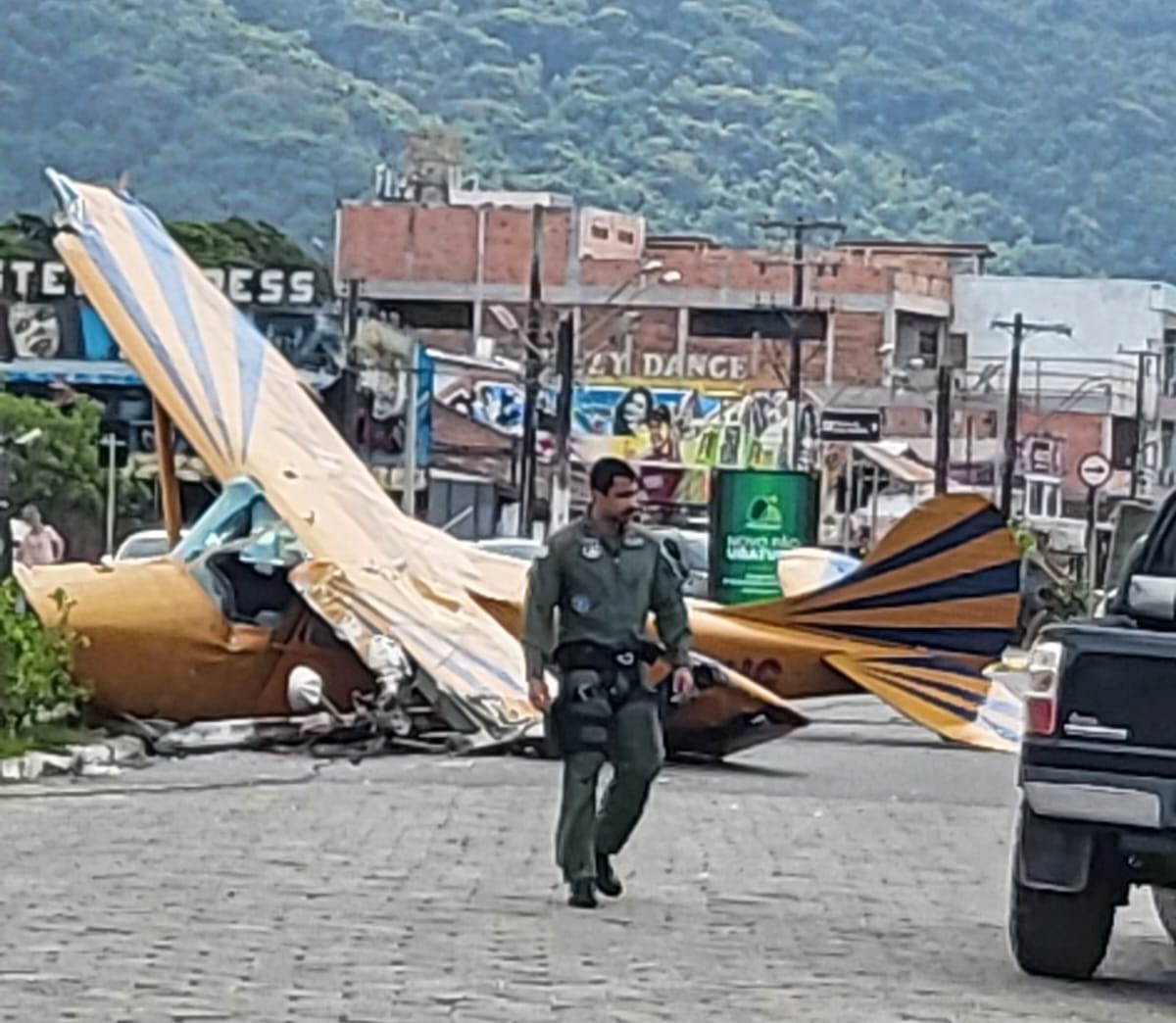 Avião cai em rua de Ubatuba após decolagem