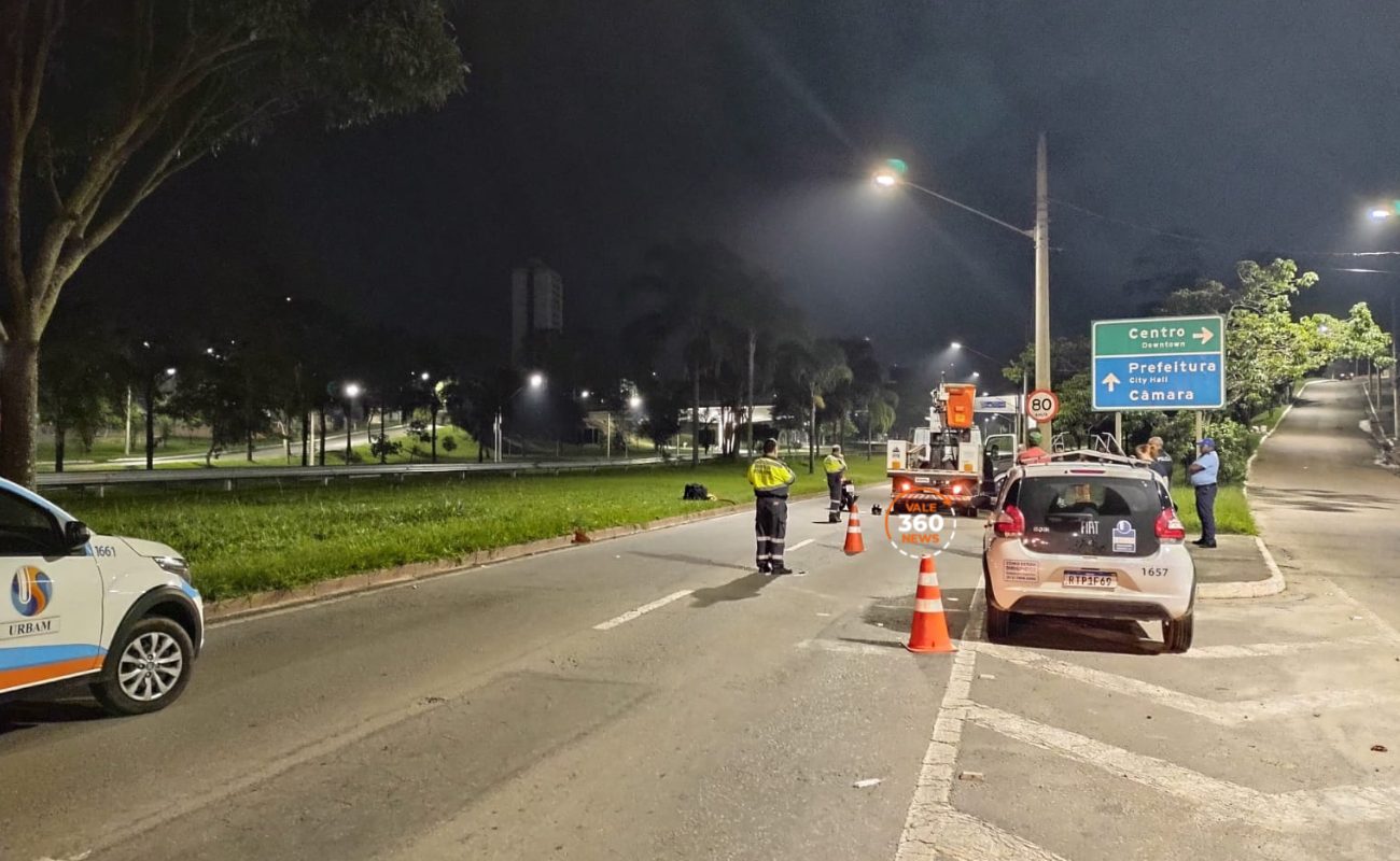 Motociclista fica gravemente ferido ao bater em caminhão da Urbam em São José dos Campos
