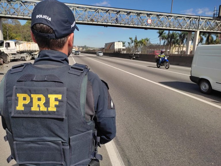Motorista embriagado joga carro em cima de PRFs na Via Dutra e é preso