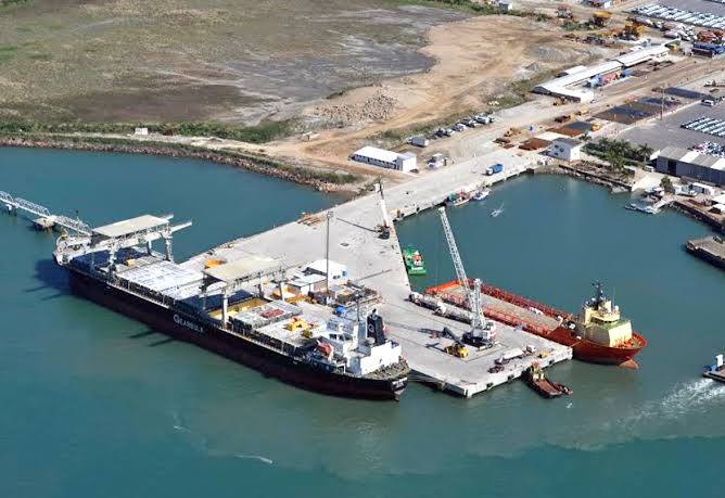PF e PM encontram mais de 300 kg de cocaína em casco de navio em São Sebastião
