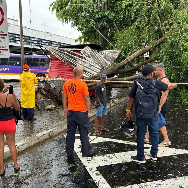 Prefeitura de Taubaté decreta emergência em bairros atingidos pela chuva na cidade