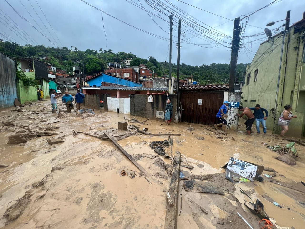 Aumenta para 36 o número de mortos pela chuva no Litoral Norte de SP