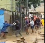 Bebê e crianças são resgatados de mão em mão por voluntários em São Sebastião