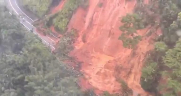 Imagens do deslizamento de terra na Rio-Santos em São Sebastião são impressionantes