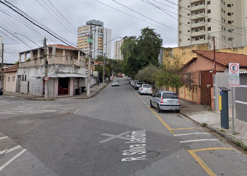 Polícia de Taubaté tenta identificar homem ferido gravemente em tumulto em bar na rua Silva Jardim