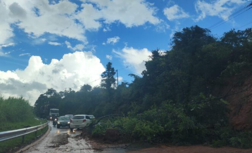 Rodovia Oswaldo Cruz está totalmente interditada em trecho de 8 km em Taubaté