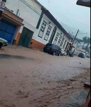 Chuva forte causa alagamentos em São Luiz do Paraitinga