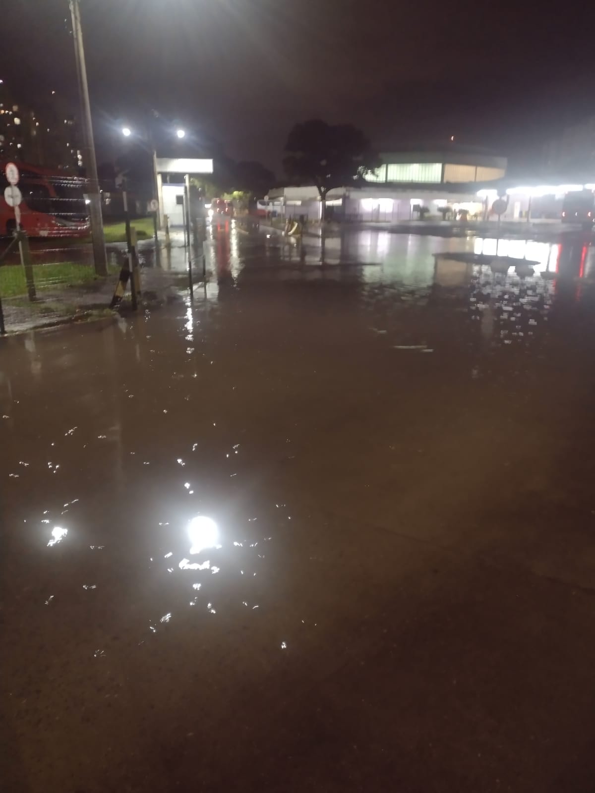 Forte temporal alaga rodoviária e 46 casas em bairros de São José dos Campos