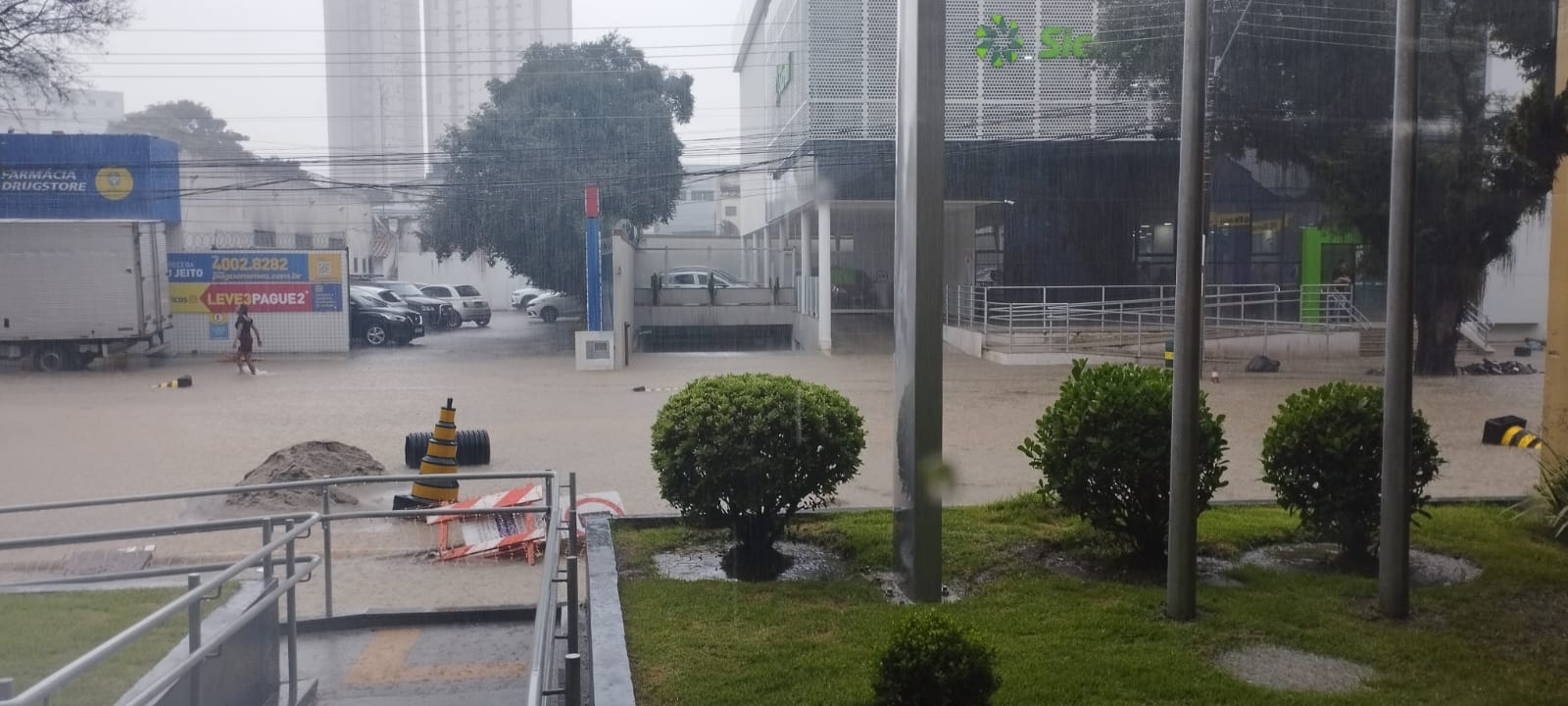 teto cai em shopping de São José dos Campos