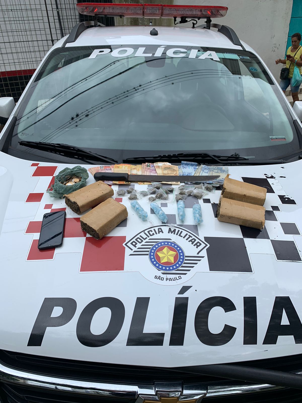 dinheiro e prende dois homens em Taubaté