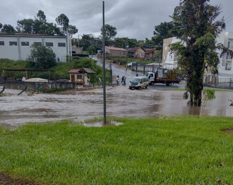 Chuva alaga ruas, casas e escolas em Taubaté. Aulas são suspensas em três unidades nesta quinta (09)
