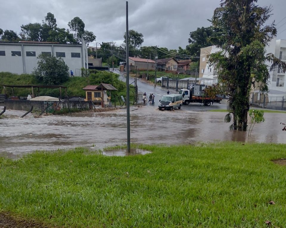 Chuva alaga ruas, casas e escolas em Taubaté. Aulas são suspensas em três unidades nesta quinta (09)