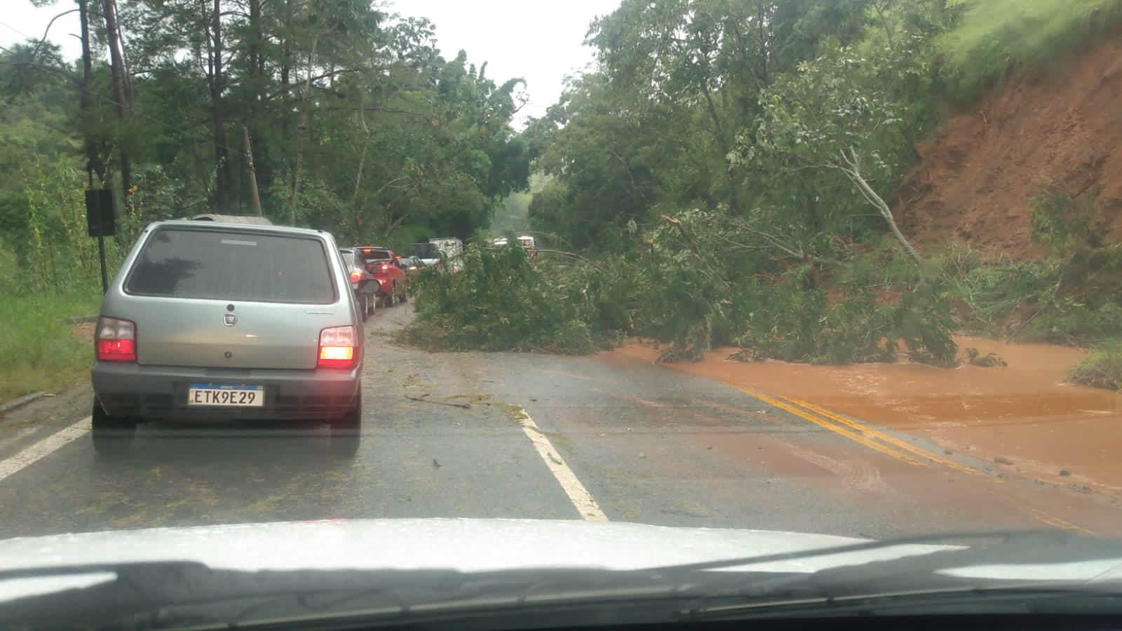 Rodovia Oswaldo Cruz tem operação comboio