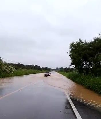 Rodovia Amador Bueno da Veiga está totalmente interditada em Pindamonhangaba