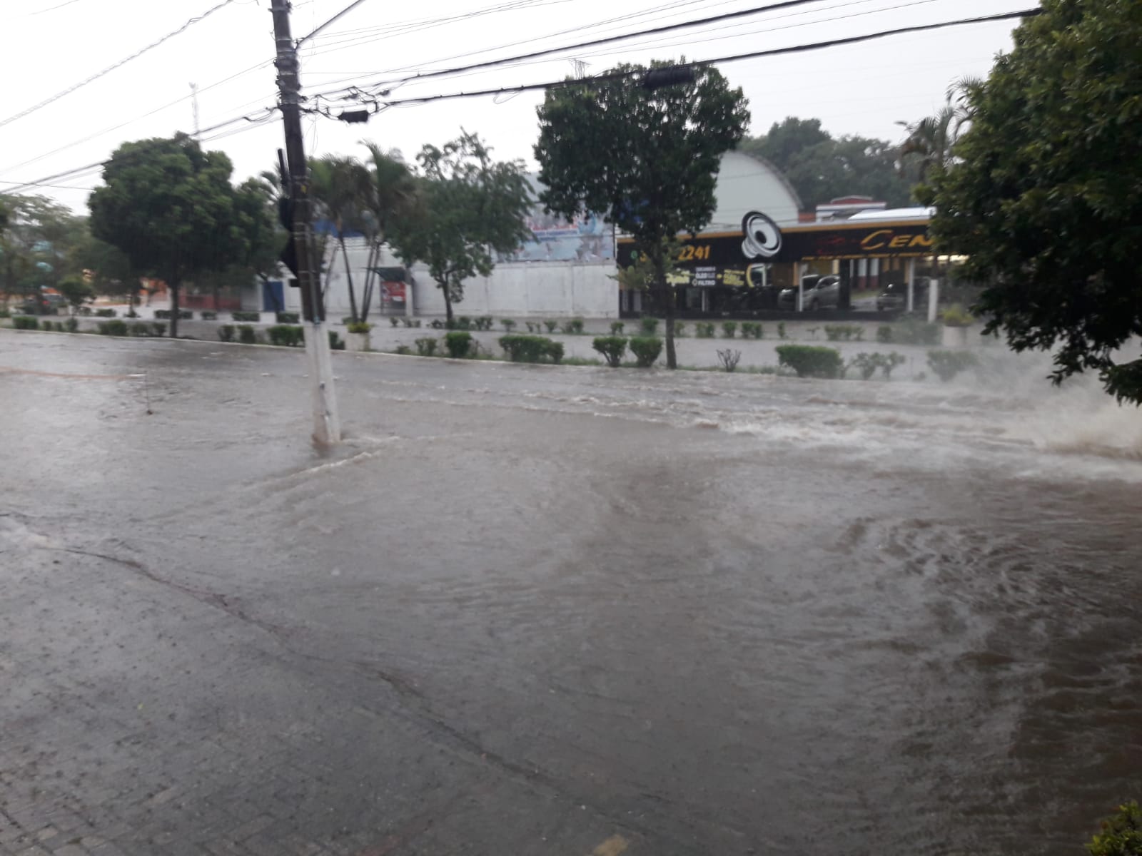 Avenida Brasil e outras vias ficam alagadas por causa das chuvas em Caçapava