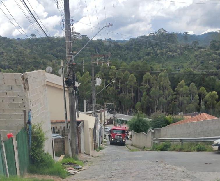 Carro atropela seis pessoas em frente a uma creche em Campos do Jordão e uma criança morre