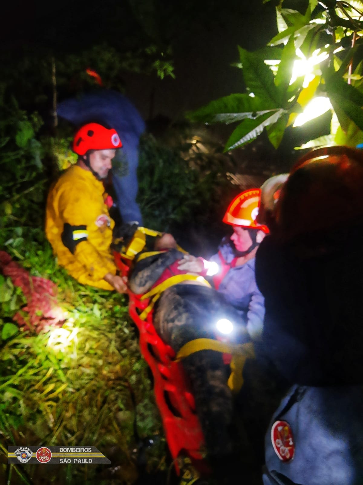 Mulher, vítima de deslizamento de terra em Campos do Jordão, é socorrida pelos Bombeiros