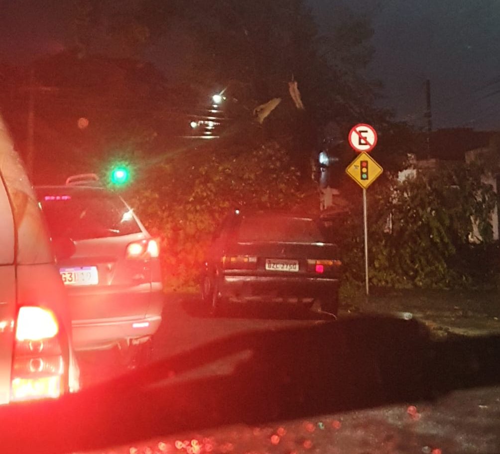Taubaté registra temporal na tarde desta segunda e muitas ruas ficam alagadas