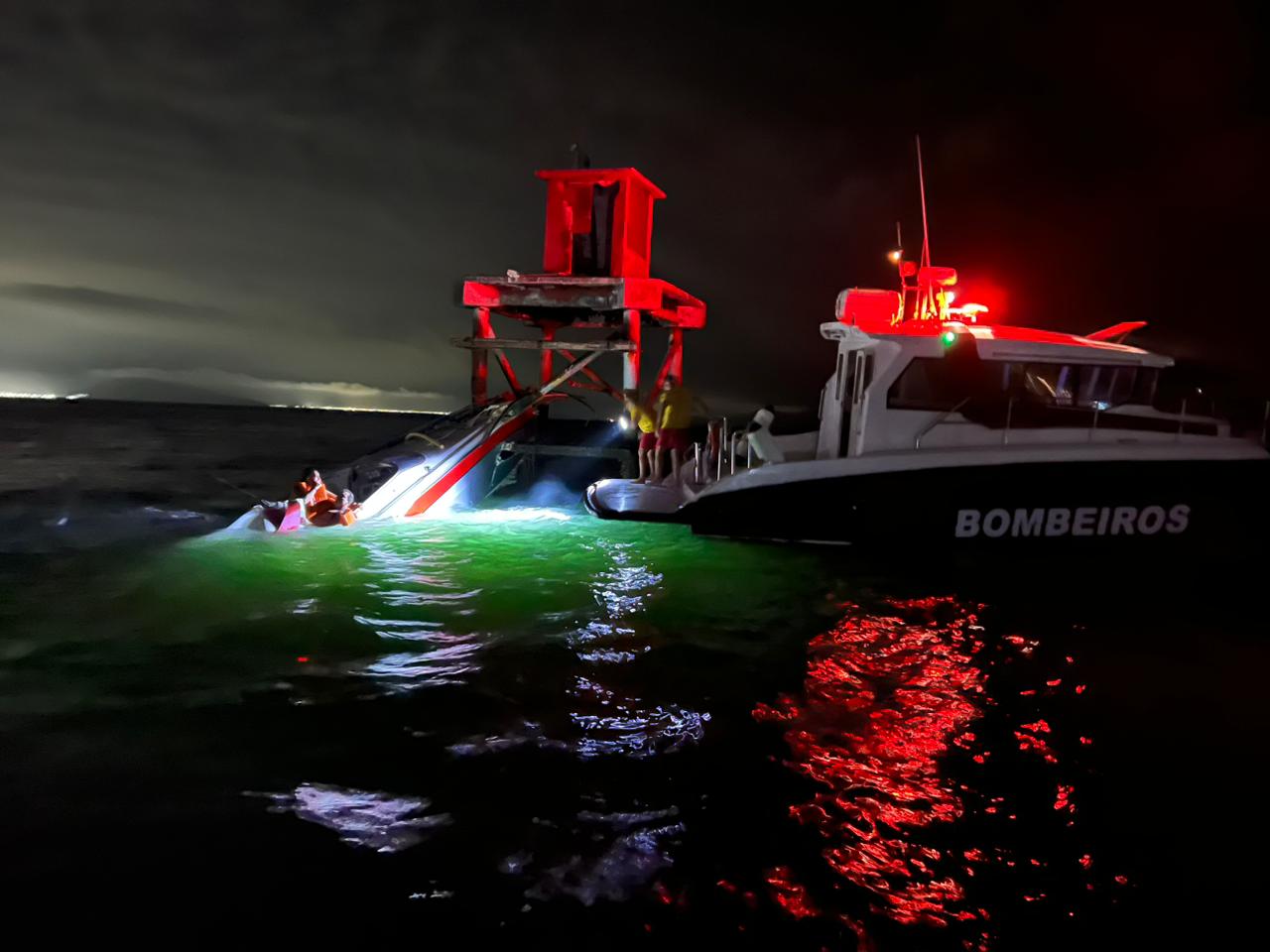 Lancha bate em baliza no Canal de São Sebastião e naufraga com cinco pessoas a bordo. Não há feridos