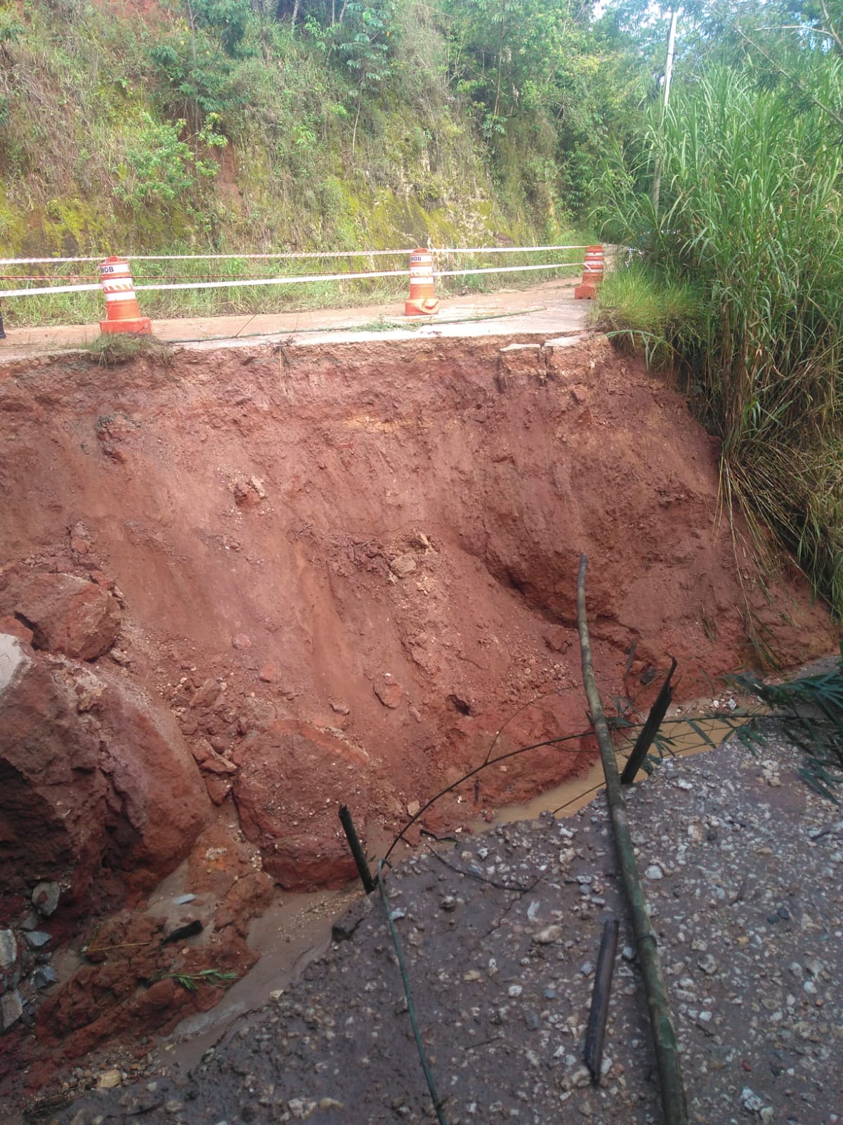 Moradores e produtores rurais estão isolados na estrada das Caieiras em Taubaté