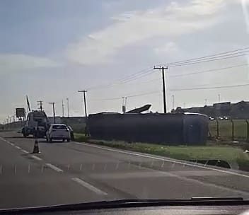 Ônibus tomba na Via Dutra e oito pessoas ficam feridas