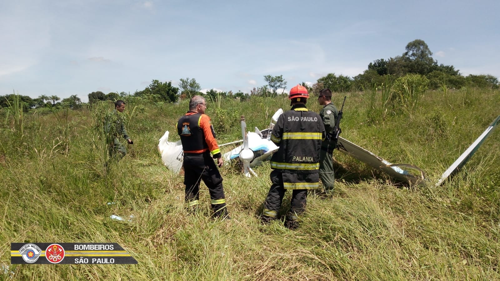 Aeronave de pequeno porte tem falha no motor e cai com idoso em Taubaté