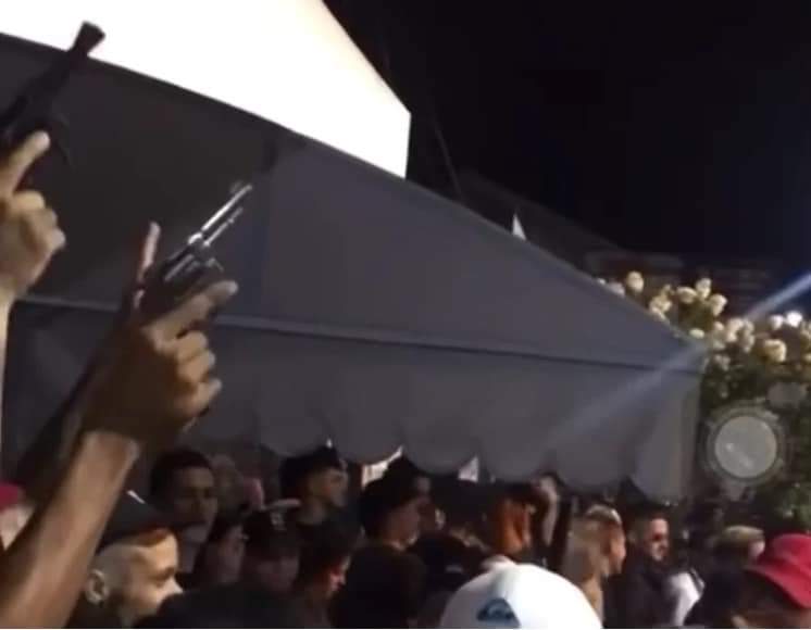 DEIC Taubaté identifica homens que ostentavam arma no Carnaval de Pinda