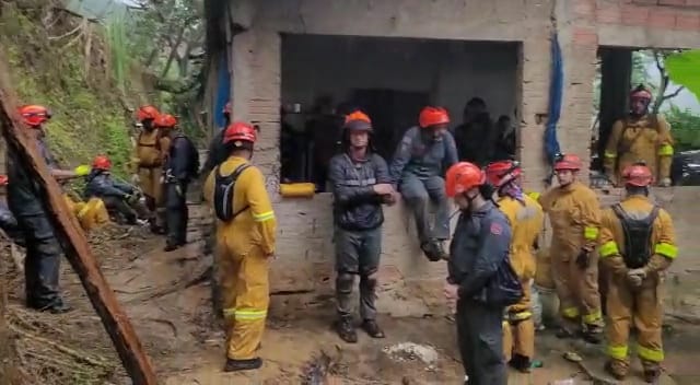 VÍDEO: 33 Bombeiros ficam ilhados em São Sebastião e Vila Sahy volta a ser castigada pela chuva