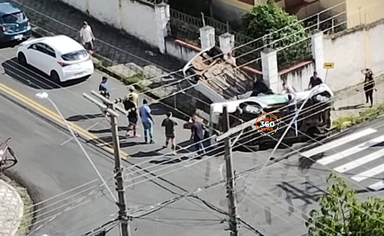 VÍDEO: Câmera mostra acidente entre viatura da PM ambiental e de carro em Taubaté