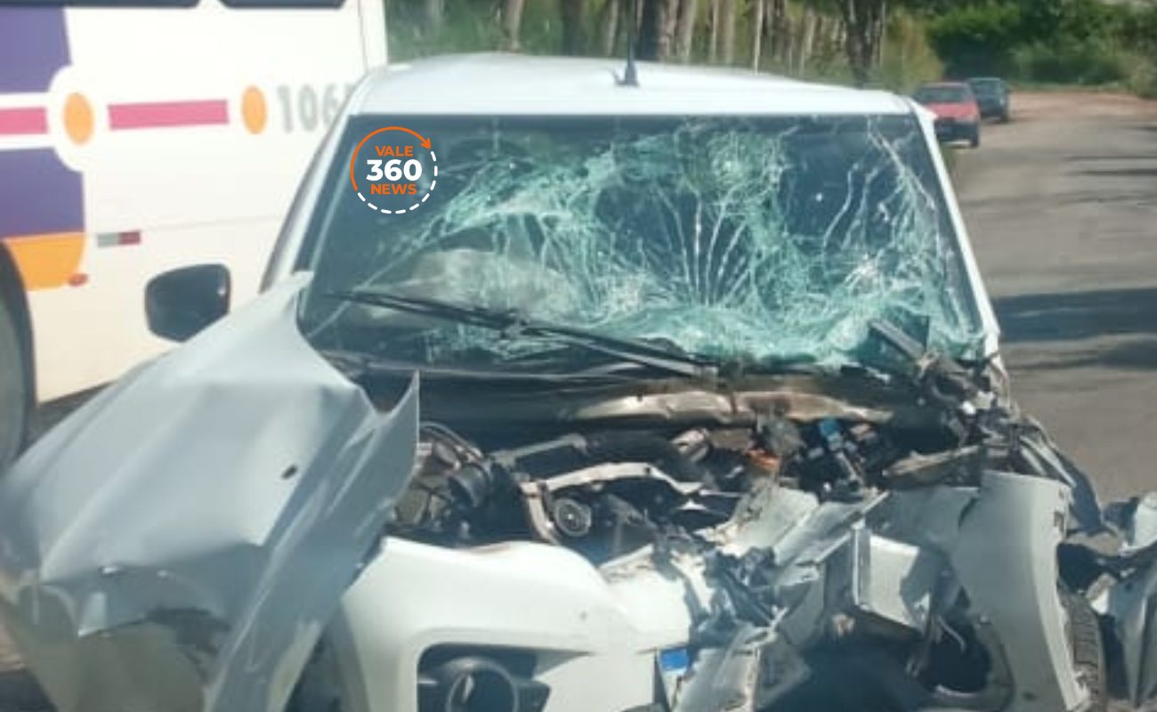 Mulher fica presa nas ferragens em acidente entre carro e ônibus em Taubaté